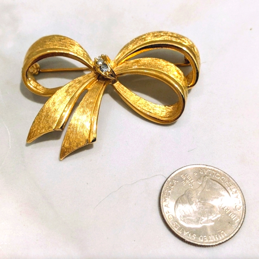 Cute vintage bow brooch